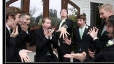 남자들의 결혼사진 “웃기면 돼”