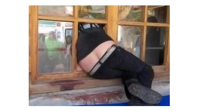 엉덩이가 너무해…도둑질하다 창문에 낀 절도범