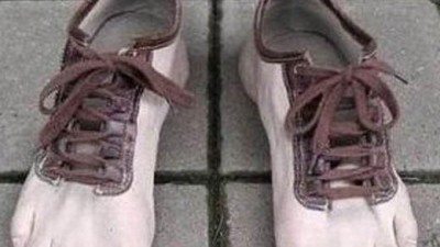 거인 되는 신발 화제…발등에 신발끈이?