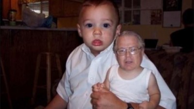 흔한 얼굴 바꾸기, 할아버지 안고 있는 아기 ‘경악+폭소’