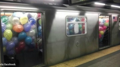 풍선 싣고 달리는 지하철…“누가 도대체 왜?