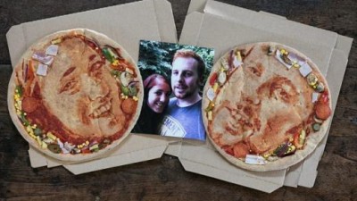 “사진 아니야?” 피자에 그려진 신혼부부 얼굴 화제
